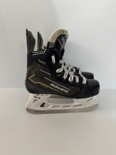 Used Size 2.5 D Bauer Supreme M40 Hockey Skates