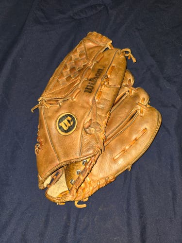 Wilson RH A2061 Baseball Glove 12" (Used)