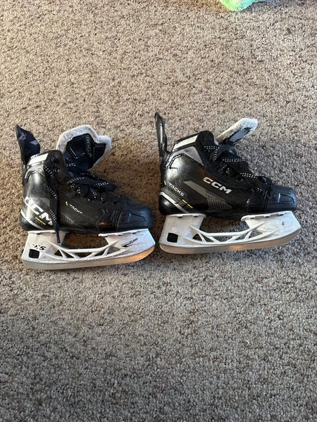 CCM AS-580 Hockey Skates Size 2.5 (Used)
