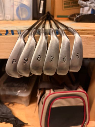 Men's Right Handed Single Length Iron Set Stiff Flex Graphite Shaft (Used)