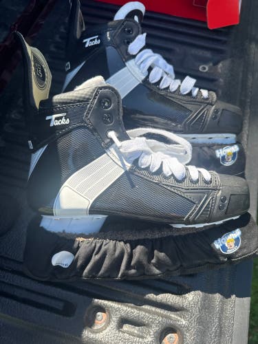 2025 CCM Tacks XF 652 Hockey Skates Regular Width 9 (Used)