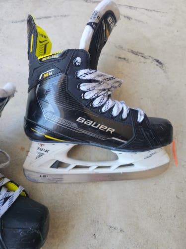 2024 Bauer Supreme M4 Hockey Skates Size 5 (Used)