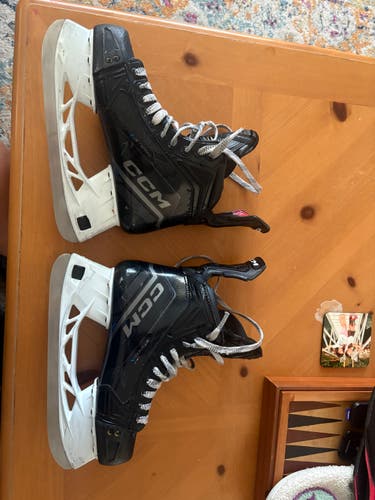 2024 CCM JetSpeed FT690 Hockey Skates Regular Width 6 (Used)