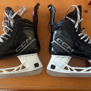 2024 CCM JetSpeed FT690 Hockey Skates Regular Width 6 (Used)
