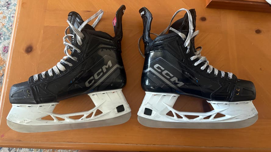 2024 CCM JetSpeed FT690 Hockey Skates Regular Width 6 (Used)