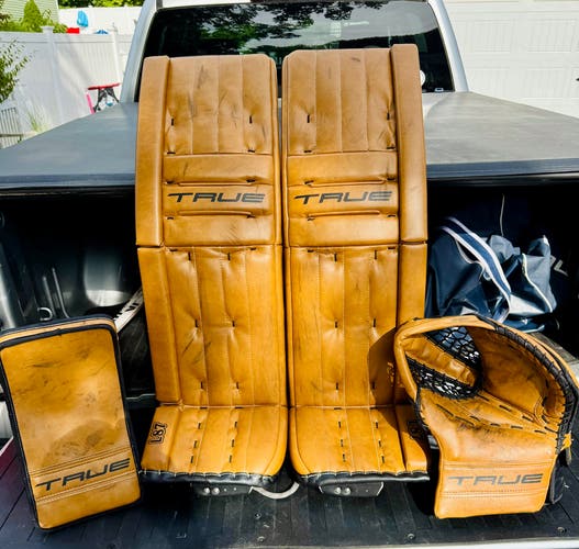 37+2" True L87 Custom Goalie Full Set (Used)