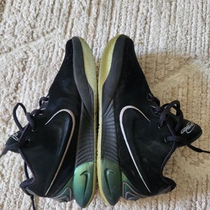 Men's Size M 7.0 Nike Black Lebron XXI
