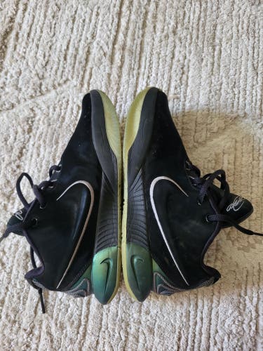 Men's Size M 7.0 Nike Black Lebron XXI