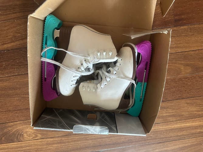 Jackson Ultima Mystique Figure Skates C Junior 13 (Used)