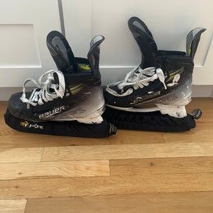 2023 Bauer Vapor Hyperlite 2 Hockey Skates Regular Width 9.5 (Used)