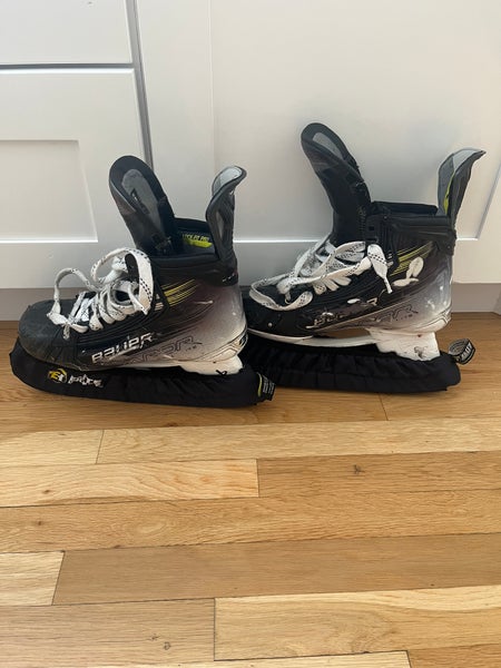 2023 Bauer Vapor Hyperlite 2 Hockey Skates Regular Width 9.5 (Used)