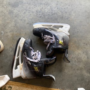 2024 Bauer Vapor Hyperlite 2 Hockey Skates Pro Stock 8 (Used)