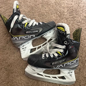 Bauer Vapor 3X Hockey Skates Regular Width Size 1.5 (Used)