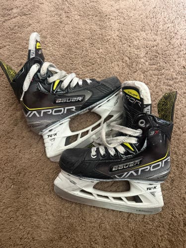 Bauer Vapor 3X Hockey Skates Regular Width Size 1.5 (Used)