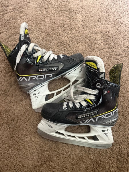 Bauer Vapor 3X Hockey Skates Regular Width Size 1.5 (Used)