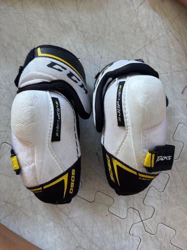 Junior Small CCM Tacks 9060 Elbow Pads (Used)
