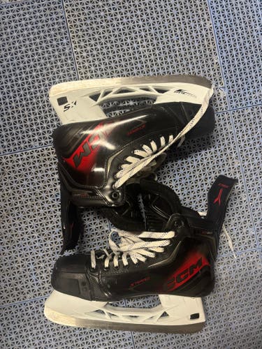2025 CCM ft880 Hockey Skates Regular Width 10.5 (Used like new)