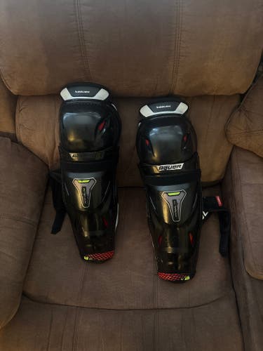 Intermediate Bauer Vapor Hyperlite 14" Shin Pads (Used)
