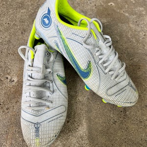 White Women's Size M 5.0 (W 6.0) Nike Molded Cleats Cleats (Used)