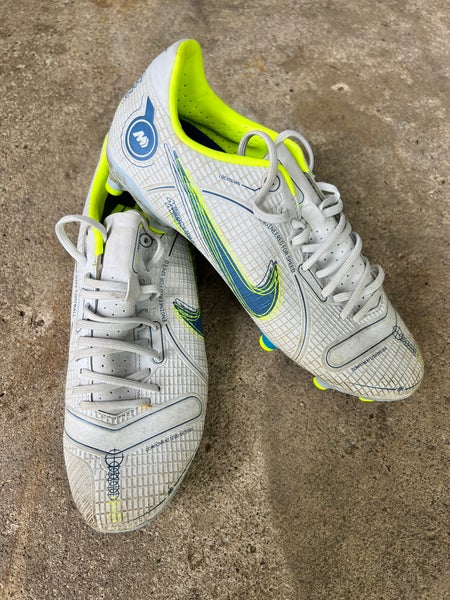 White Women's Size M 5.0 (W 6.0) Nike Molded Cleats Cleats (Used)