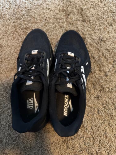 Men's Brooks Tennis Shoes (Used)