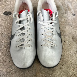 Unisex Size M 4.5 (W 5.5) Nike Cleats (Used)