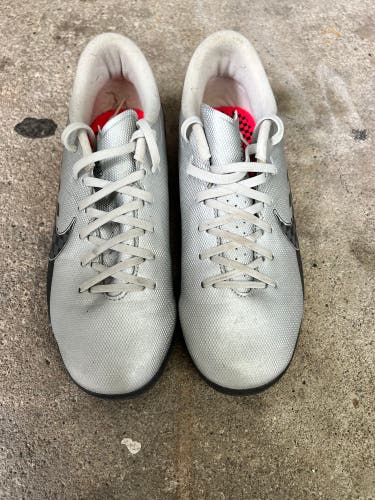 Unisex Size M 4.5 (W 5.5) Nike Cleats (Used)