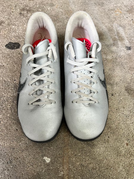 Unisex Size M 4.5 (W 5.5) Nike Cleats (Used)