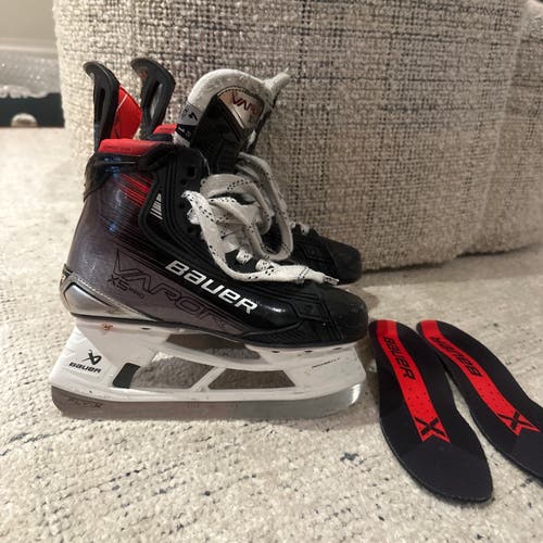 2023 Bauer Vapor X5 Pro Hockey Skates Regular Width Size 4 (Used)