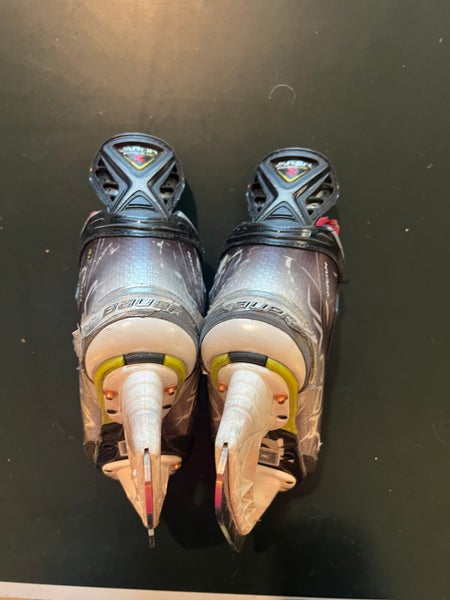 2020 Bauer Vapor Hyperlite Hockey Skates Regular Width Size 4 (Used)