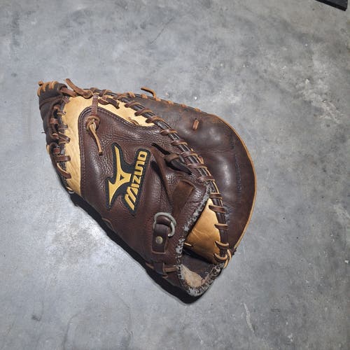 Mizuno RH Catcher's Baseball Glove 33" (Used)