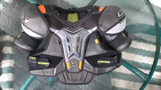 Medium Senior CCM XF Pro Shoulder Pads (Used)