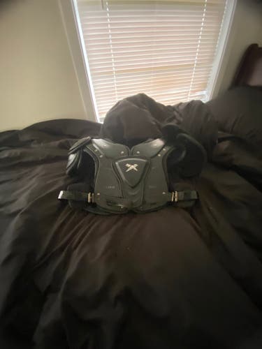 Large Youth Xenith Flyte Shoulder Pads (Used)