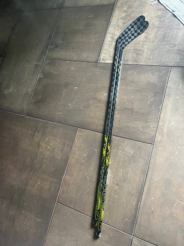 Senior Sher-Wood Rekker Legend 1 Right Handed Hockey Stick P28 (New)