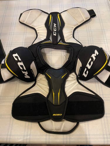 Men's Small Senior CCM Tacks 9060 Shoulder Pads (Used)