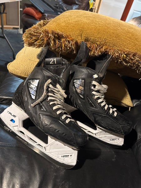 True Pro Custom Hockey Skates Regular Width 9 (Used)