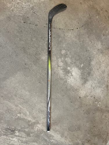 Intermediate Bauer Vapor Hyperlite 2 Left Hand Hockey Stick P28 (Used)