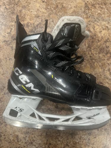 CCM Tacks AS580 Hockey Skates Wide Width Size 2.5 (Used)