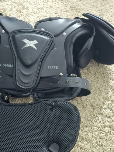 XS Youth Xenith Flyte Shoulder Pads (Used)