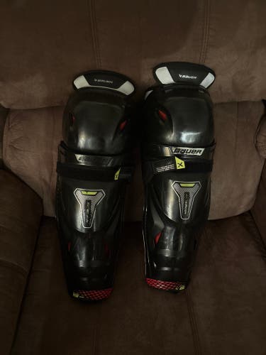 Intermediate Bauer Vapor Hyperlite 14" Shin Pads (Used)