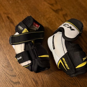 Junior Small CCM Tacks 9060 Elbow Pads (Used)