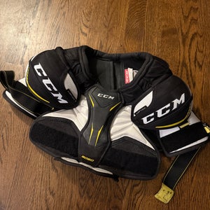 Medium Junior CCM Tacks 9060 Shoulder Pads (Used)