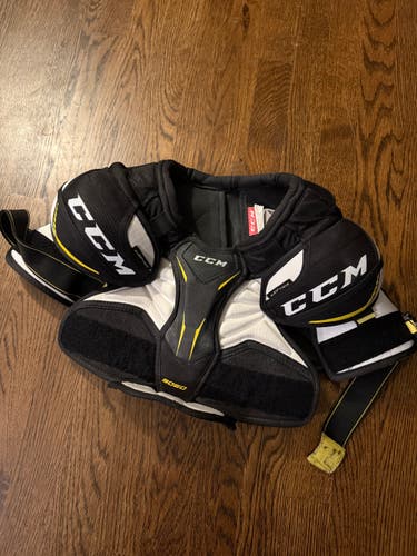 Medium Junior CCM Tacks 9060 Shoulder Pads (Used)
