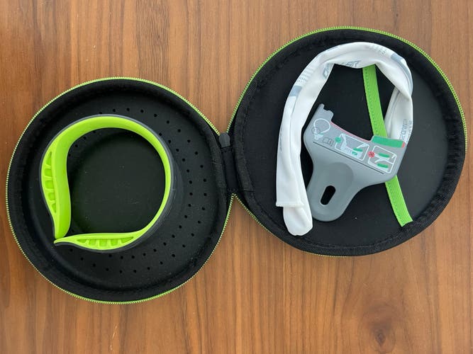 Q30 Q Collar, size 13 with case and white sleeve