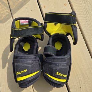 Junior Medium CCM Tacks Vector Pro Elbow Pads (Used)