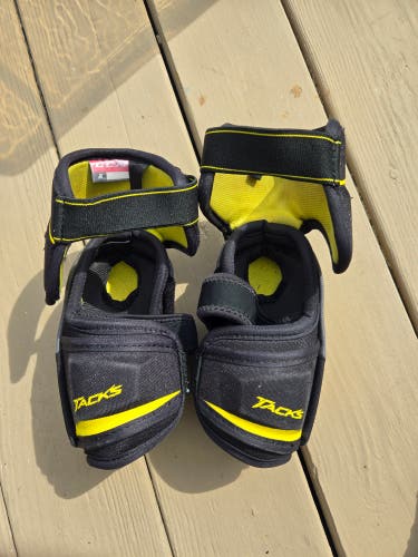 Junior Medium CCM Tacks Vector Pro Elbow Pads (Used)