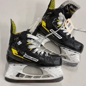 Junior Bauer Supreme M4 Hockey Skates Regular Width Size 2 (Used)