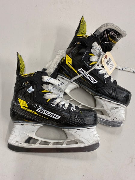 Junior Bauer Supreme M4 Hockey Skates Regular Width Size 2 (Used)