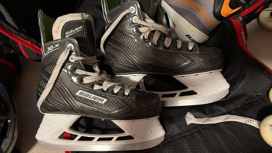 Bauer XLS Hockey Skates Size 3.5 (Used)