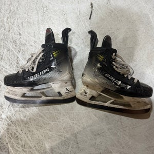 2024 Bauer Vapor Hyperlite 2 Hockey Skates Size 5.5 (Used)